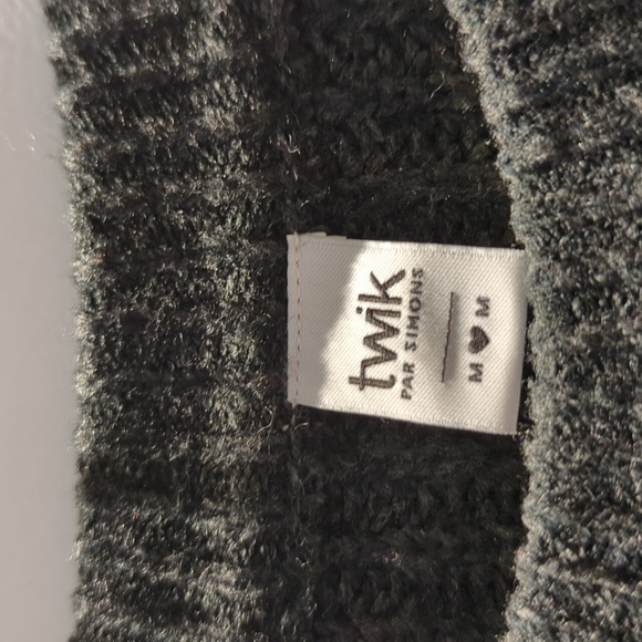 Simon's Twik Black Long Sweater - Picture 2 of 4